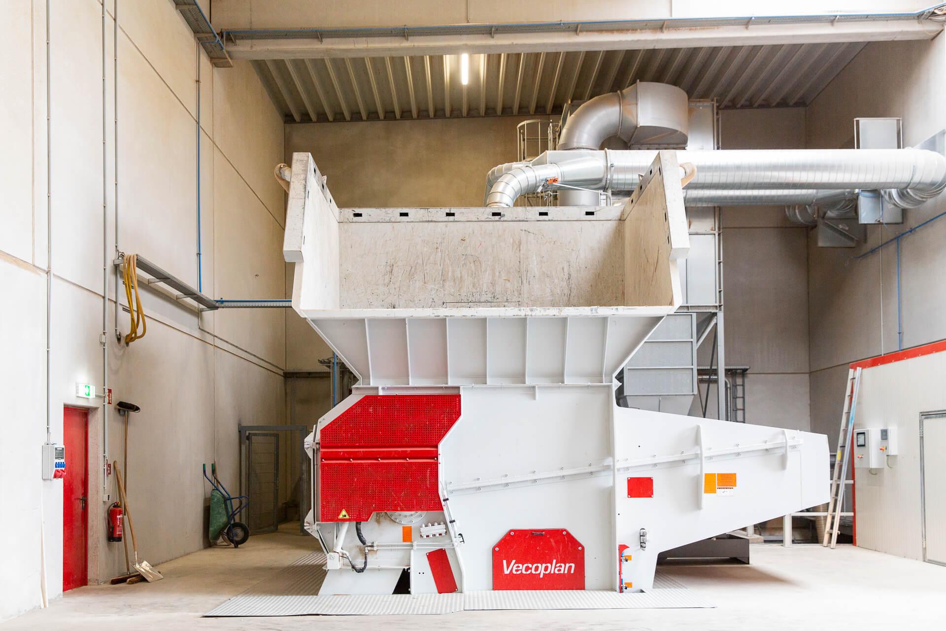 Broyeur Vecoplan dans un hall de production lumineux